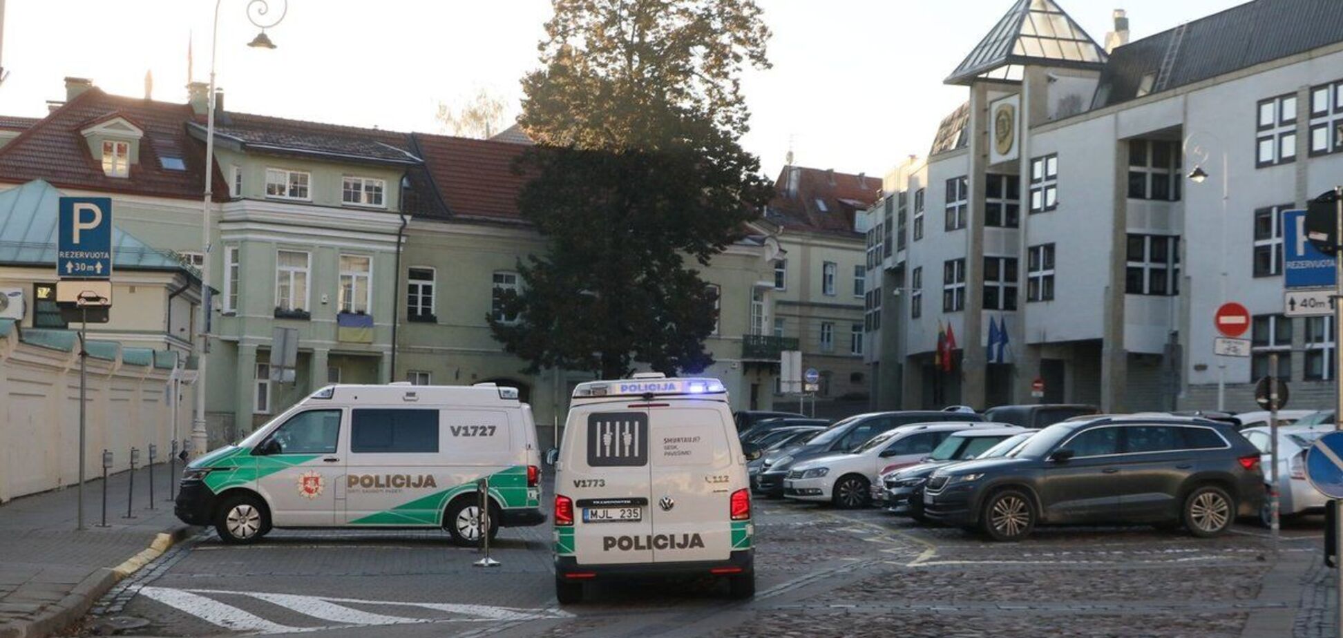 Машини правоохоронців біля будівлі МО Литви