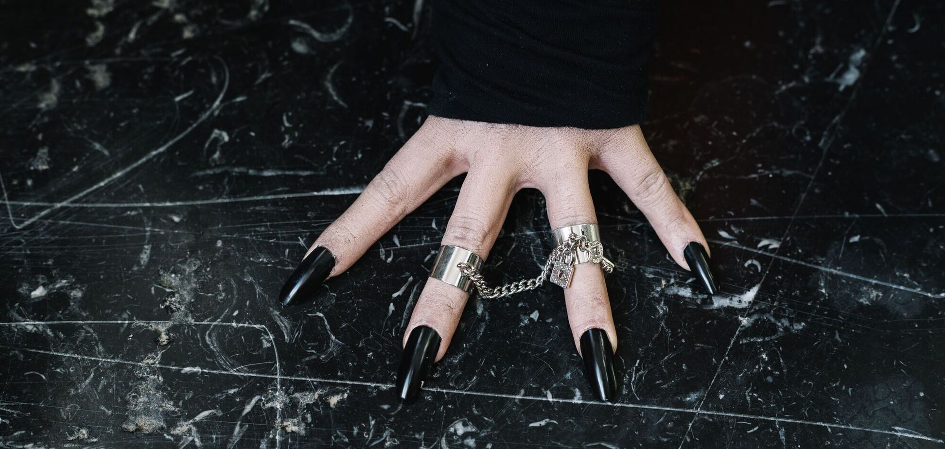 Семь небанальных идей маникюра на Хэллоуин 2025: от тыкв до 'дьявольского' френча