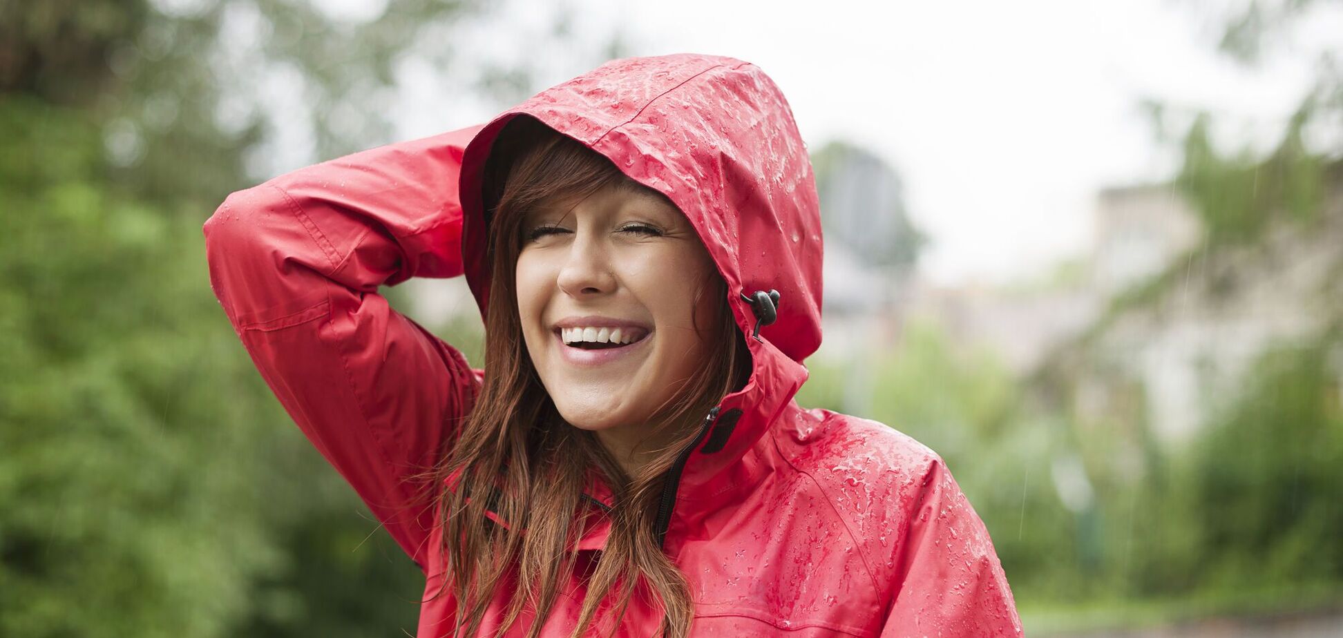 Хто швидше змокне під дощем: людина, яка біжить, чи йде? Роз'яснення фізика