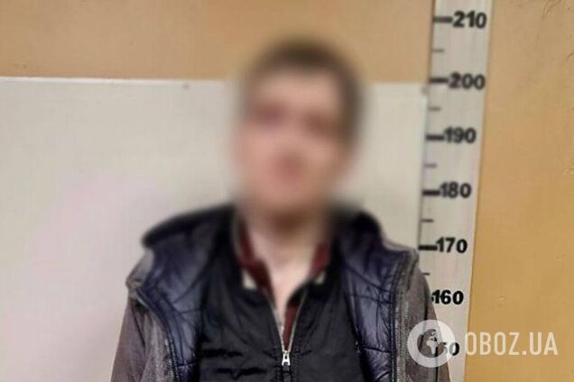 Разбил окно пикапа: в Киеве рецидивист украл из авто военного систему РЭБ и тактическое снаряжение. Фото