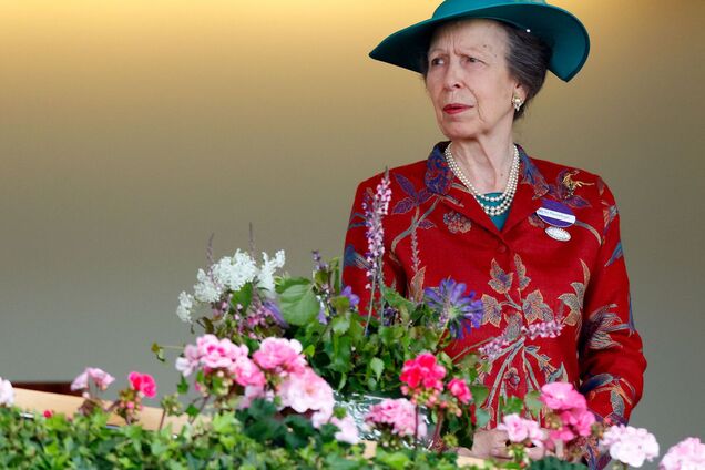 Було антитрендом багато років: принцеса Анна показала, як носити строкате пальто, коли навколо панує нюд. Фото