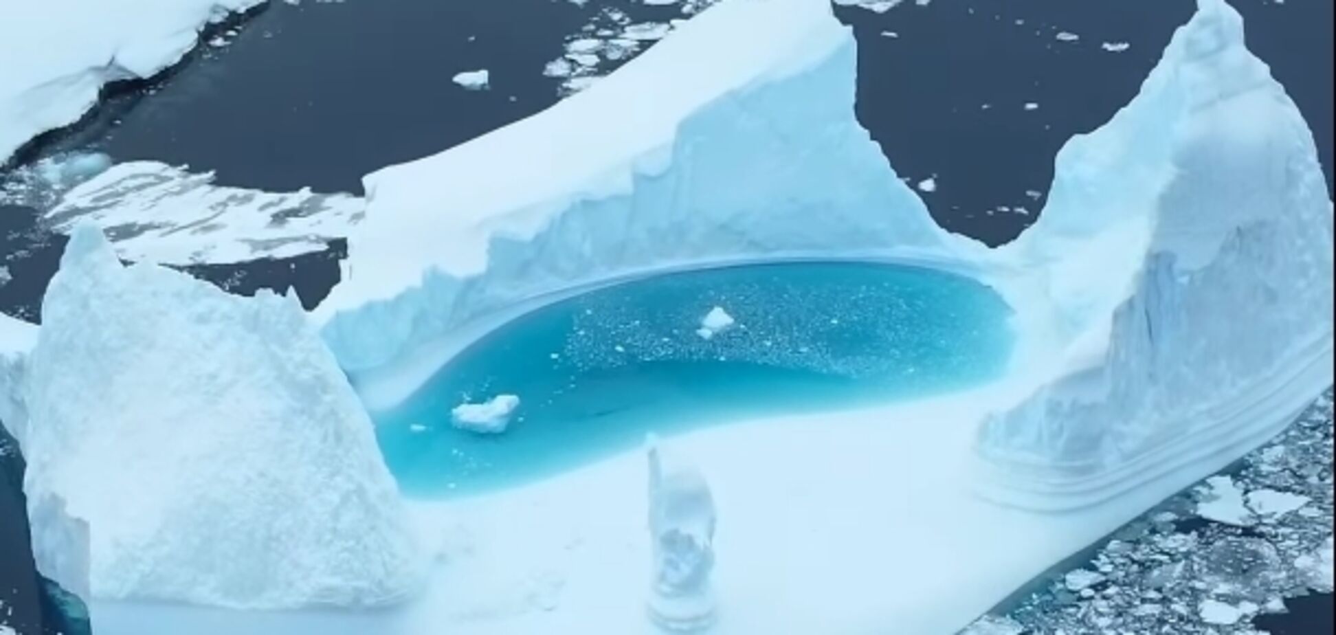 Украинский полярник снял с дрона айсберг с собственным бассейном. Видео