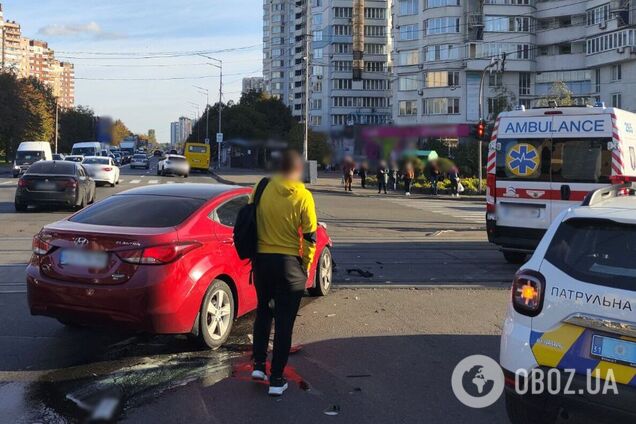 У Києві зіткнулись швидка та легковик: заблоковано рух трамваїв, виник затор. Подробиці ДТП та фото