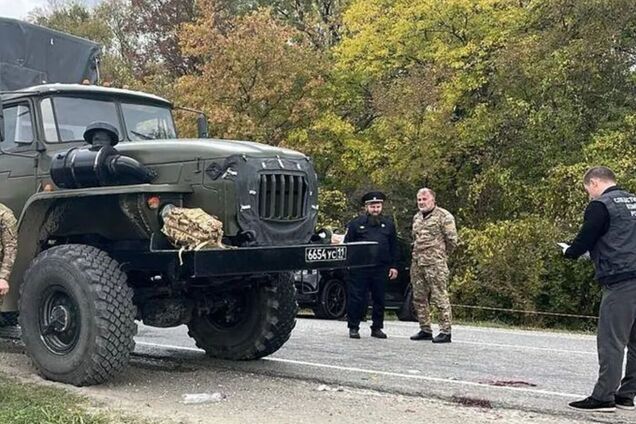 В Чечне неизвестные расстреляли грузовик Росгвардии: один кадыровец мертв, еще один ранен. Фото и видео