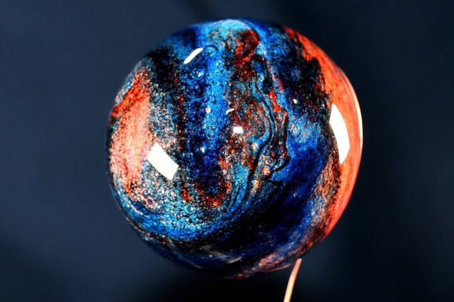 Астронавт NASA создал на МКС 'планету, похожую на Юпитер', используя воду и пищевые красители. Фото