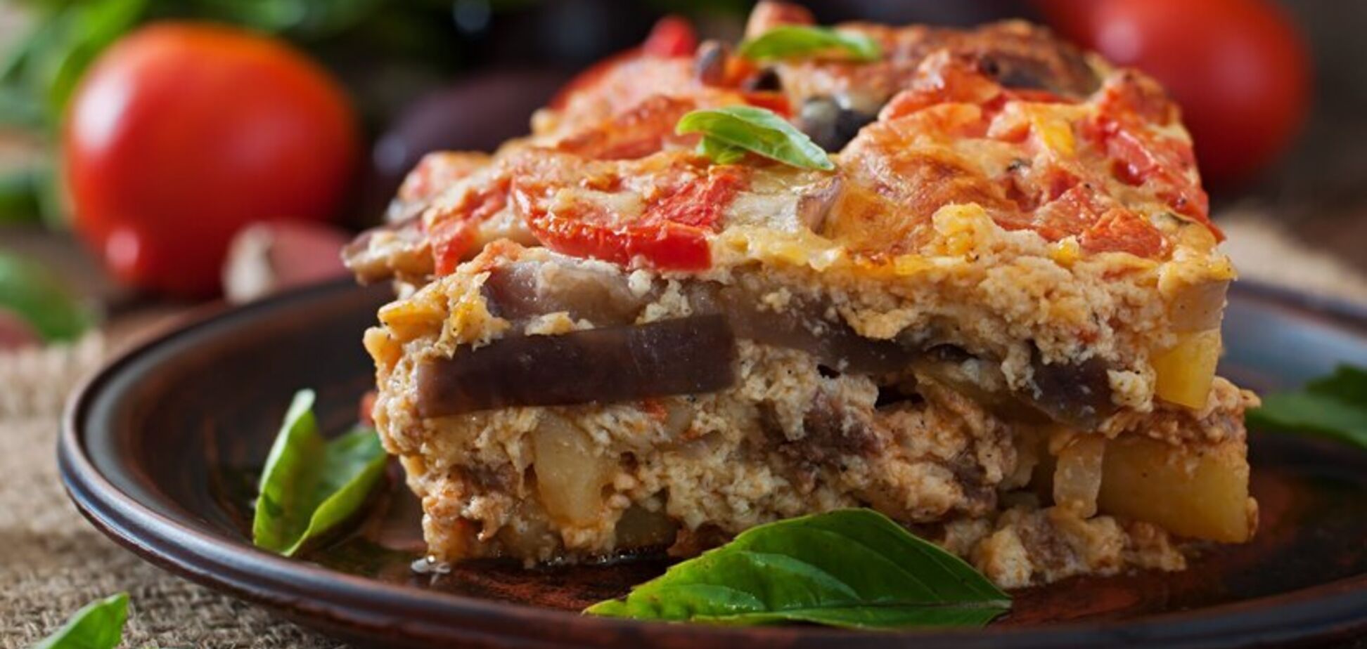 Яку ситну страву приготувати з баклажанів на обід: вистачить на всіх