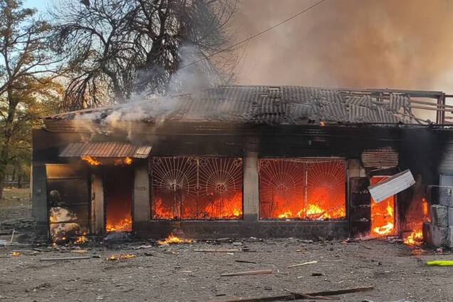 Росіяни обстріляли Олексієво-Дружківку на Донеччині: двоє людей загинули, зруйновано пошту. Фото й відео