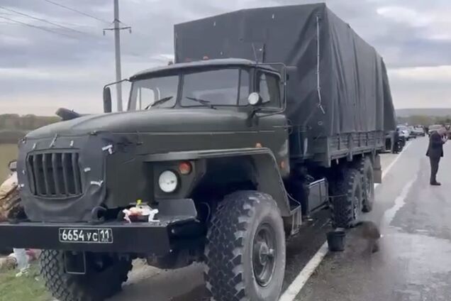 У Чечні невідомі розстріляли вантажівку Росгвардії: один кадировець мертвий, ще один поранений. Фото і відео