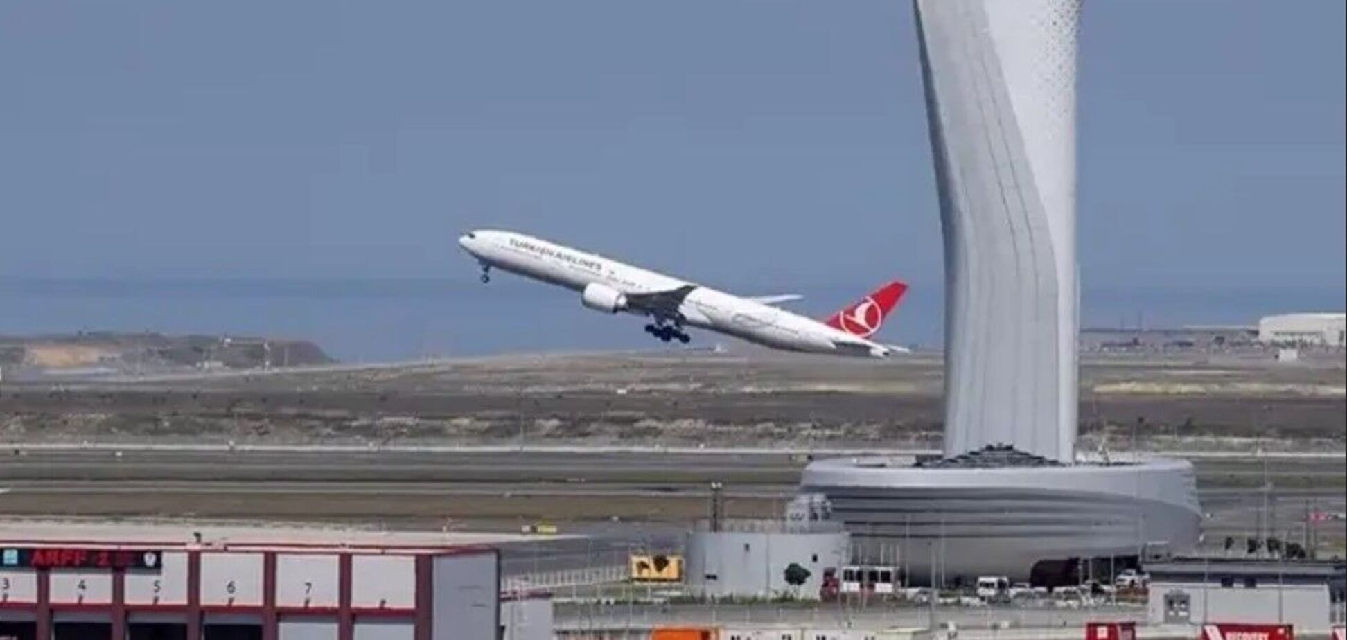 В Турции ужесточились меры безопасности в аэропортах в связи с угрозой терактов: что известно