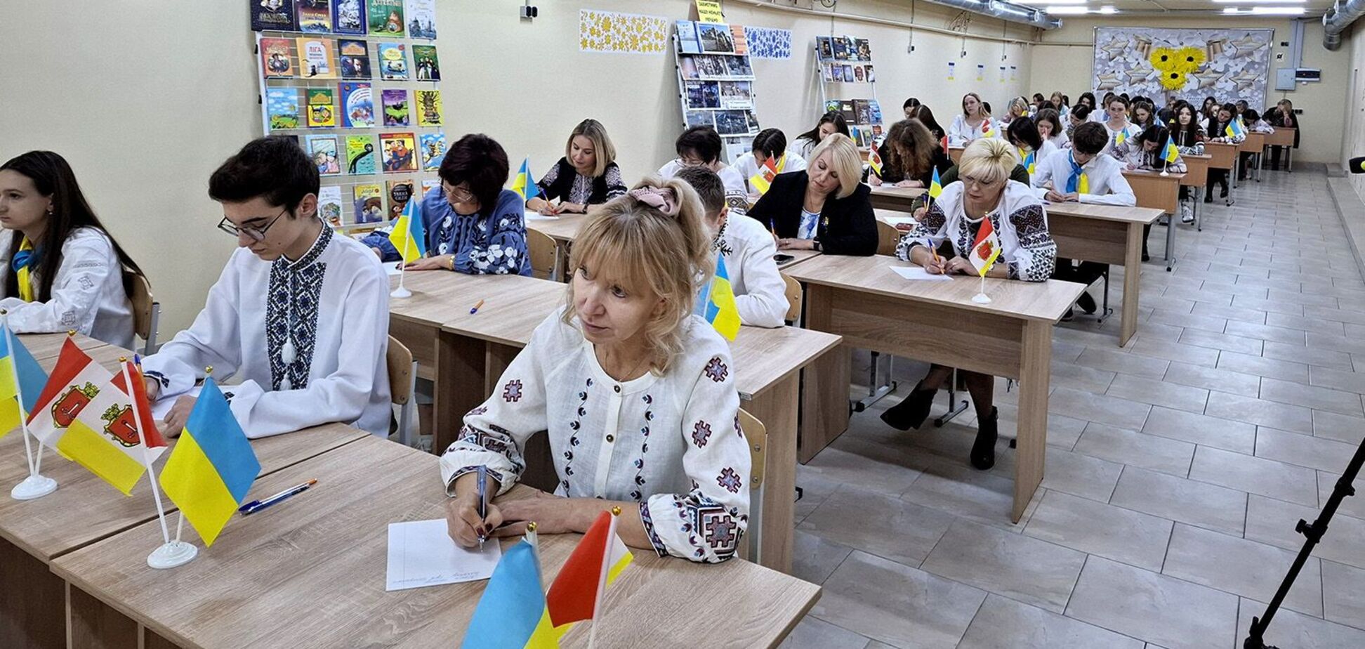 Де переглянути запис радіодиктанту 2024 року і як відправити свій текст на перевірку: повне відео
