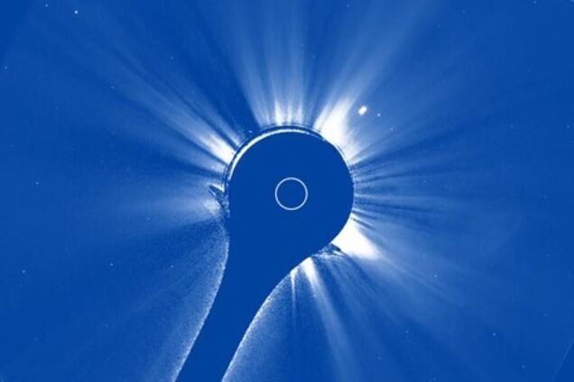 Революційний супутник NOAA зняв потужний спалах на Сонці: вчені приголомшені. Фото і відео