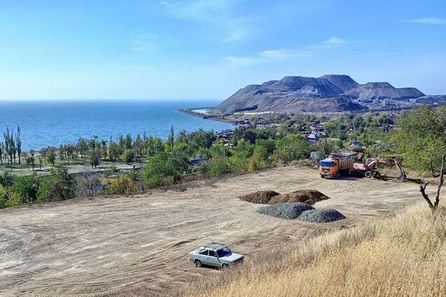 Навіть не ховаються: окупанти на лівобережжі Маріуполя розпочали будівництво військової бази. Фото 