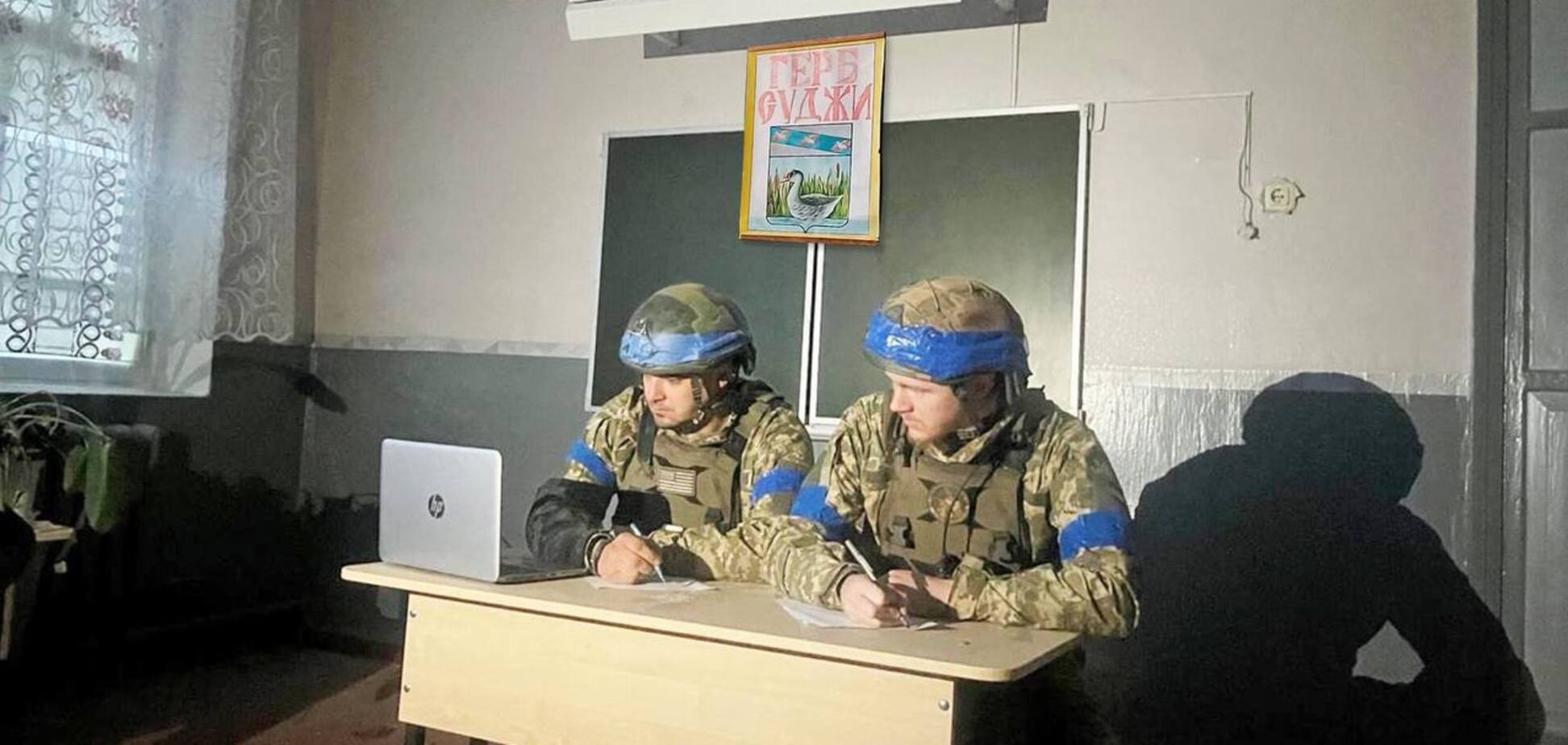 'Культурна дипломатія': у ЗСУ показали, як українські військові писали радіодиктант національної єдності в Суджі. Фото