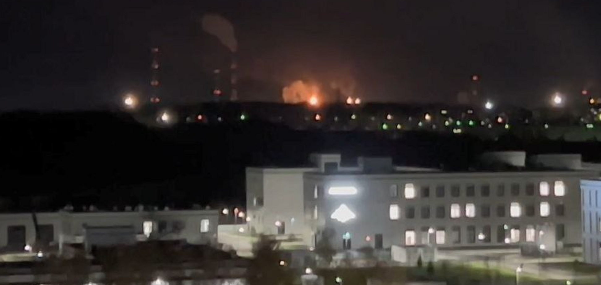 У Рязані стався вибух на НПЗ і розпочалася пожежа: перед тим у місті чули сигнал повітряної тривоги. Фото відео