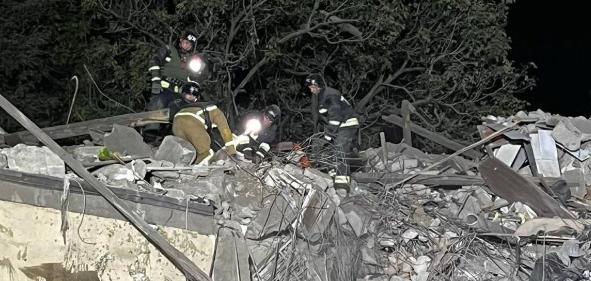 В ДСНС показали момент порятунку жінки з-під завалів після удару РФ по Дніпру. Відео