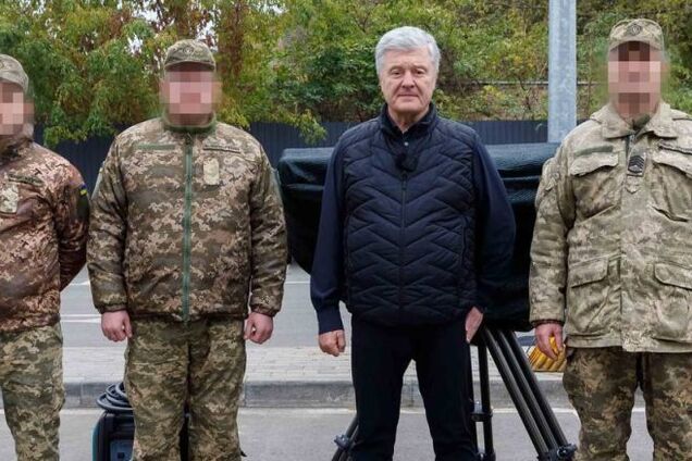 Порошенко передав військовим комплекс 'Ай-Петрі СВ', який може виявляти і глушити сигнали ворожих дронів. Фото і відео