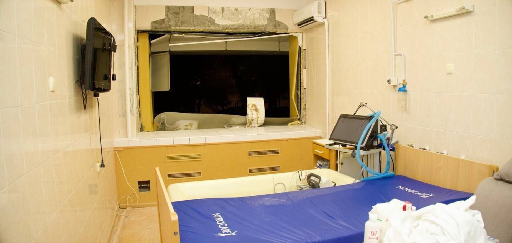 Окно вылетело прямо во время операции: нейрохирург показал последствия российского удара по больнице в Днепре. Видео