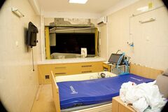 Окно вылетело прямо во время операции: нейрохирург показал последствия российского удара по больнице в Днепре. Видео