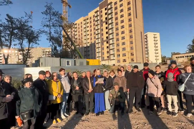 Оккупанты снесли десятки домов в Мариуполе и строят на их месте ипотечное жилье для россиян: горожане устроили митинг. Видео