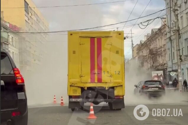 Вулицю затягло паром: у Києві поблизу НСК 'Олімпійський' сталась аварія на тепломережі. Відео