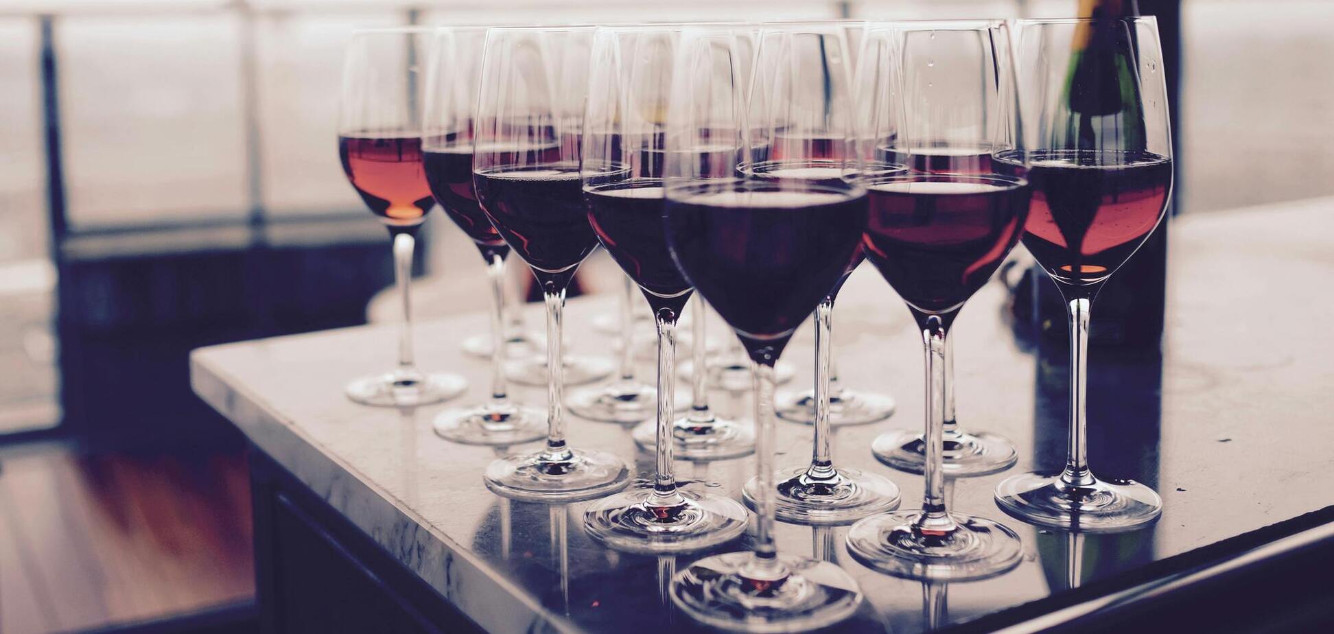 Вы точно неправильно держите бокал для вина: сомелье рассказала, как это делать