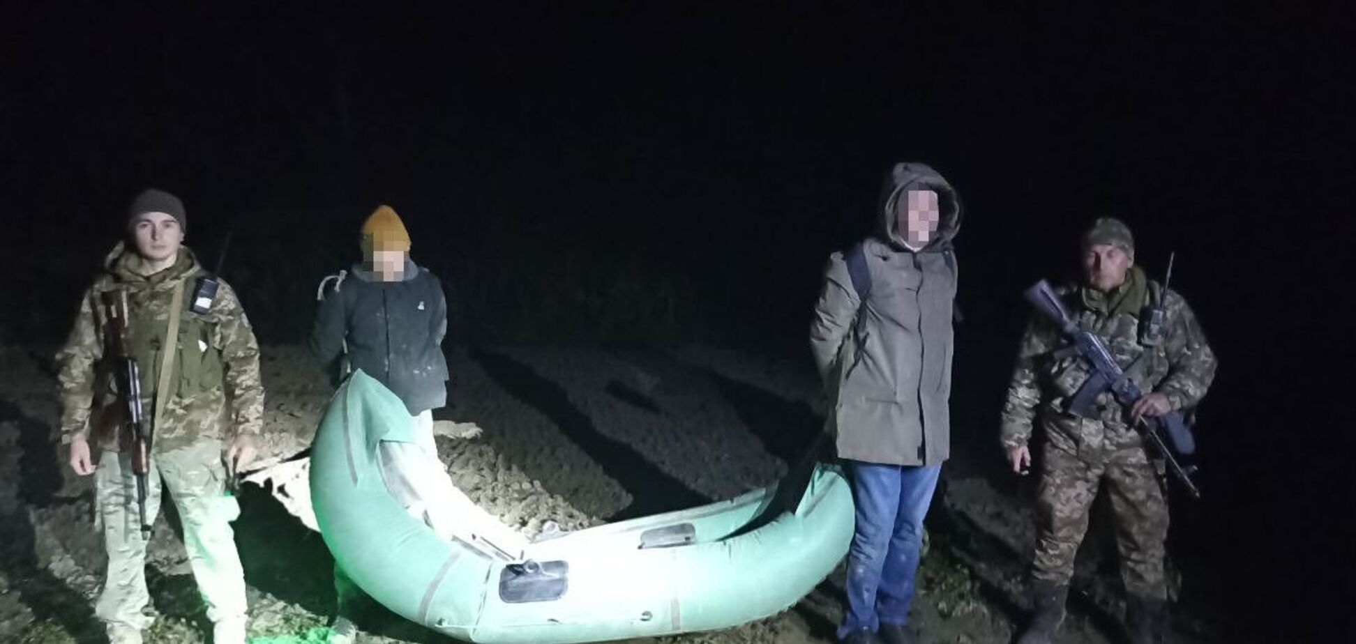 Объединены одним намерением и веслом: пограничники задержали уклонистов, пытавшихся переплыть Тису на надувной лодке. Видео