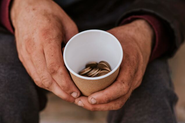 Все взрослые, кто получает меньше, находятся за чертой бедности