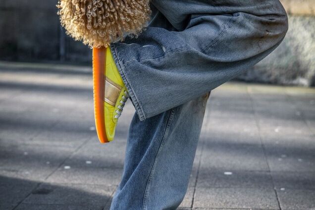 Яркие кроссовки неожиданно стали самой модной спортивной обувью сезона: какой цвет в тренде