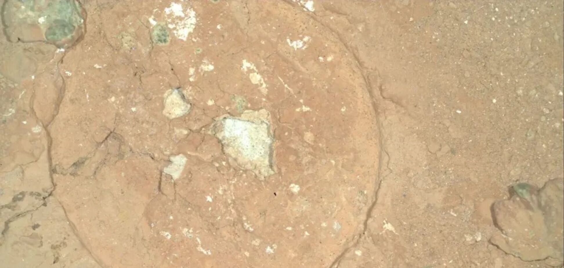 NASA обнаружило на Марсе таинственные зеленые пятна, которые могут являться признаками инопланетной жизни