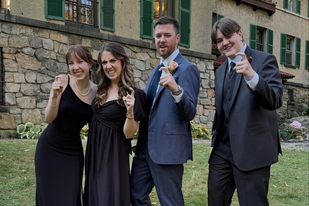 Гости падали со стульев от смеха: сестра жениха зачитала на свадьбе письмо, которое он писал будущей жене в 9 лет