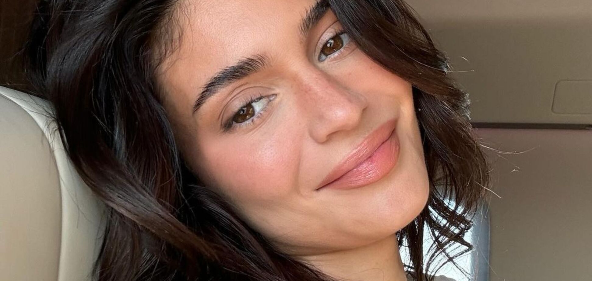 Родившиеся в 90-х женщины отказались от косметического продукта, без которого трудно представить макияж: что это