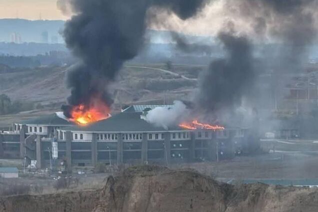 Виднівся дим: з'явився супутниковий знімок будівлі університету у Чечні після атаки дрона