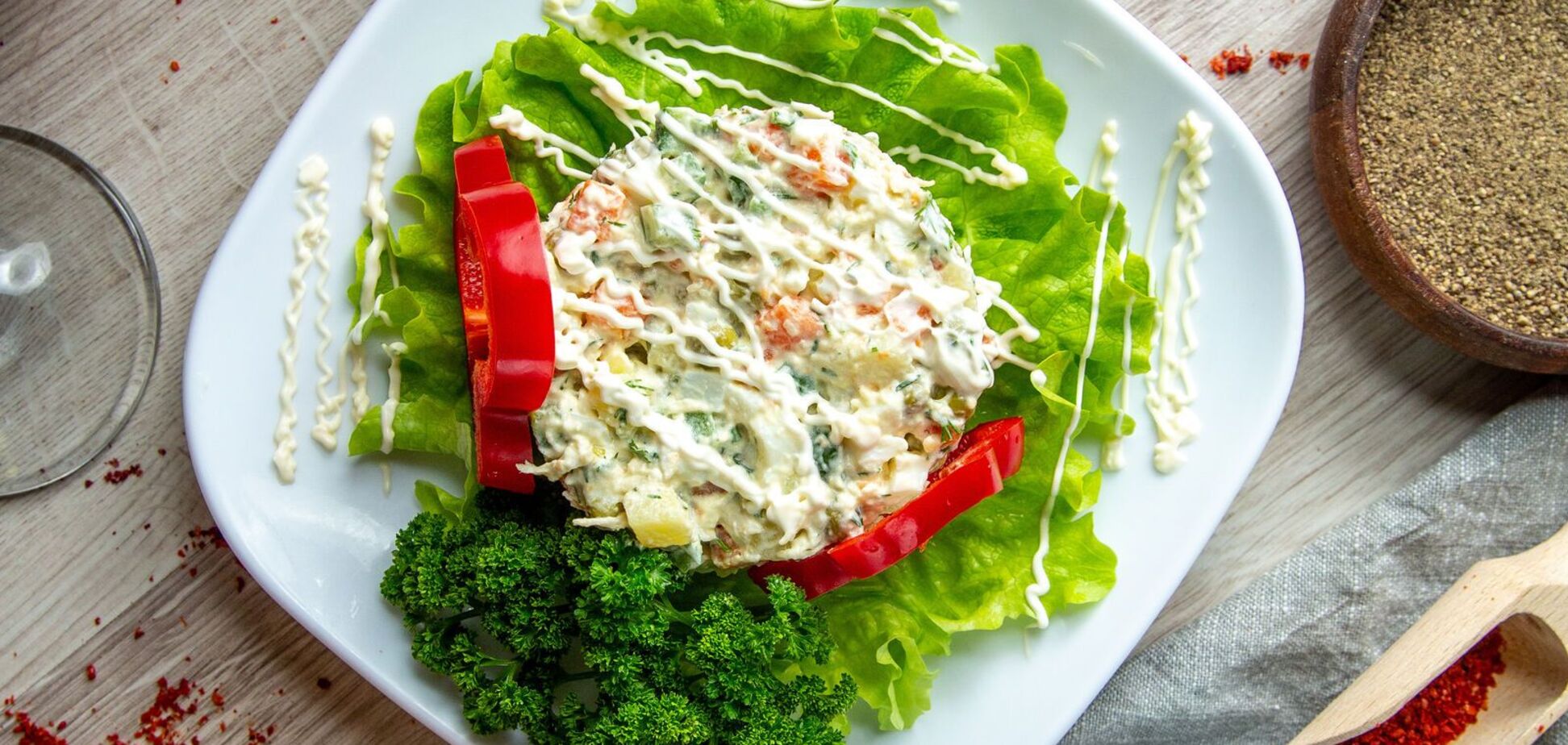 Салат 'Праздничный' с шампиньонами, курицей и кукурузой: как приготовить вкусное блюдо