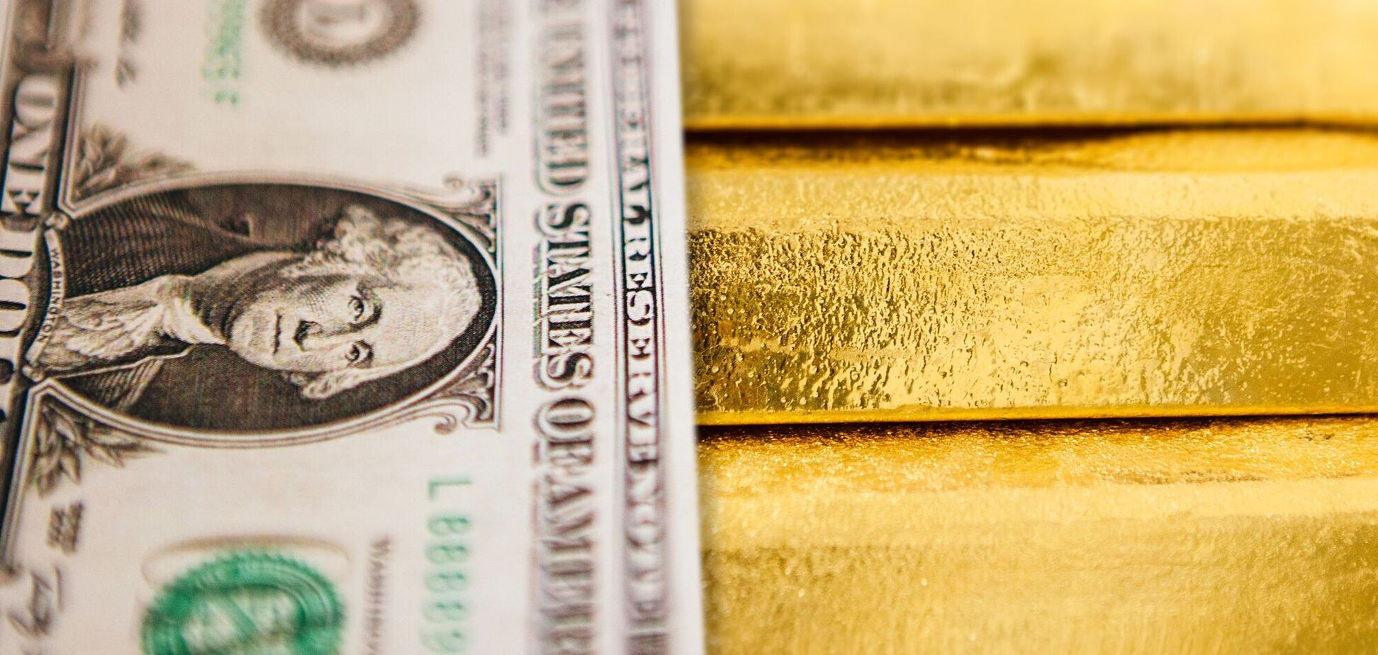 Злитки золота і купюра долара США. Ілюстрація