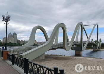 В Киеве женщине во время прогулки по Мосту-волне в голову попал рыболовный крючок с мормышкой. Фото и подробности