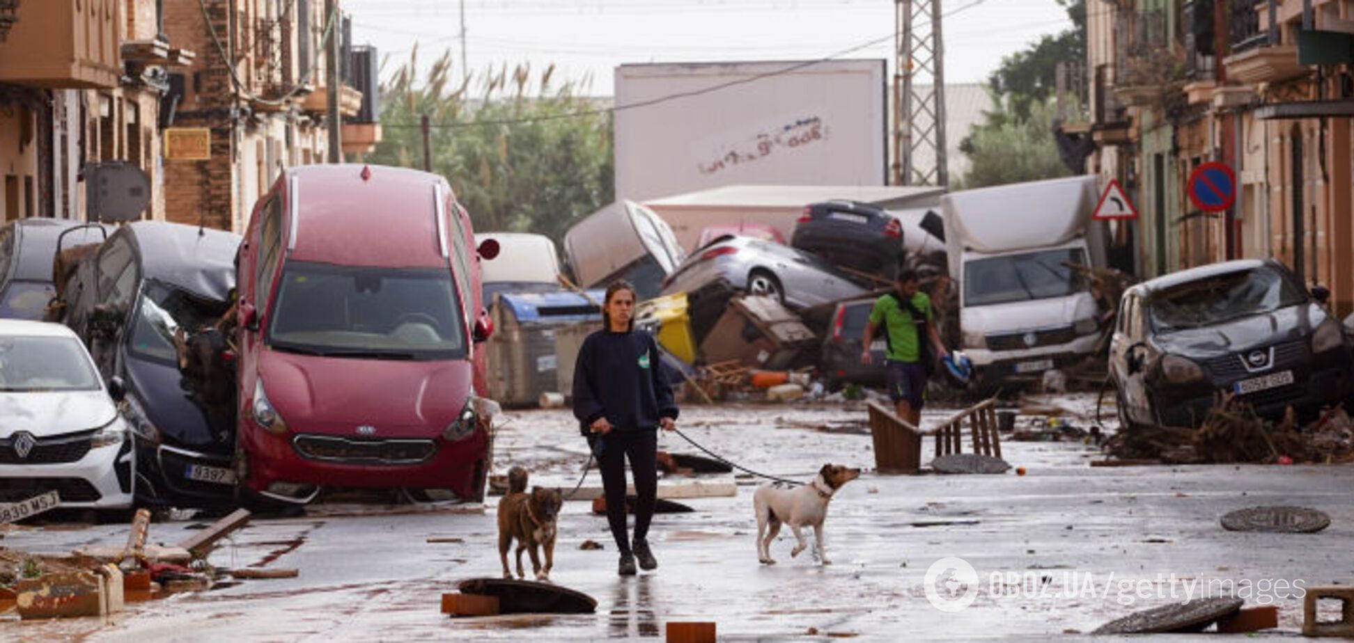 Вулиці завалені автомобілями: як Іспанія оговтується від смертельної повені. Фоторепортаж