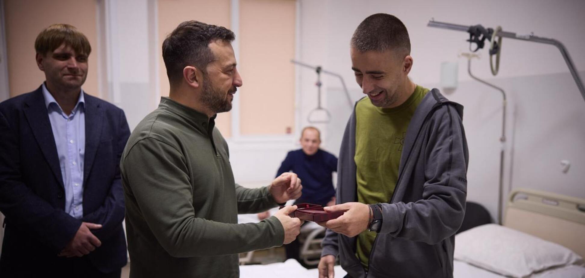 Зеленский в Ужгороде посетил раненых воинов и отметил их государственными наградами. Фото