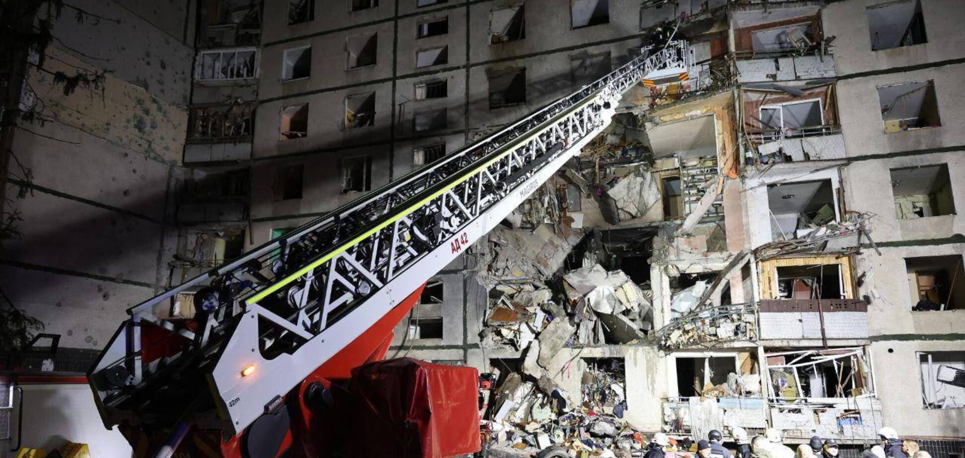 Жил вместе с бабушкой и дедушкой: спасатели достали тело 15-летнего парня, которого РФ убила ударом по Харькову