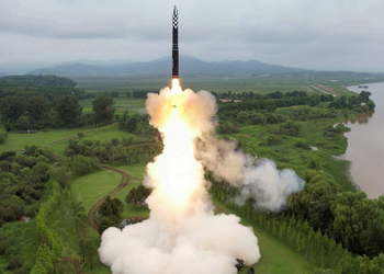 Здатна досягти будь-якої точки Європи чи США: що відомо про ракету, випробування якої провели в КНДР