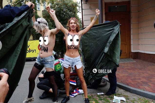 Femen устроили обнаженную акцию под посольством Ирана в Украине: 'послали' Тегеран и Москву. Фото и видео