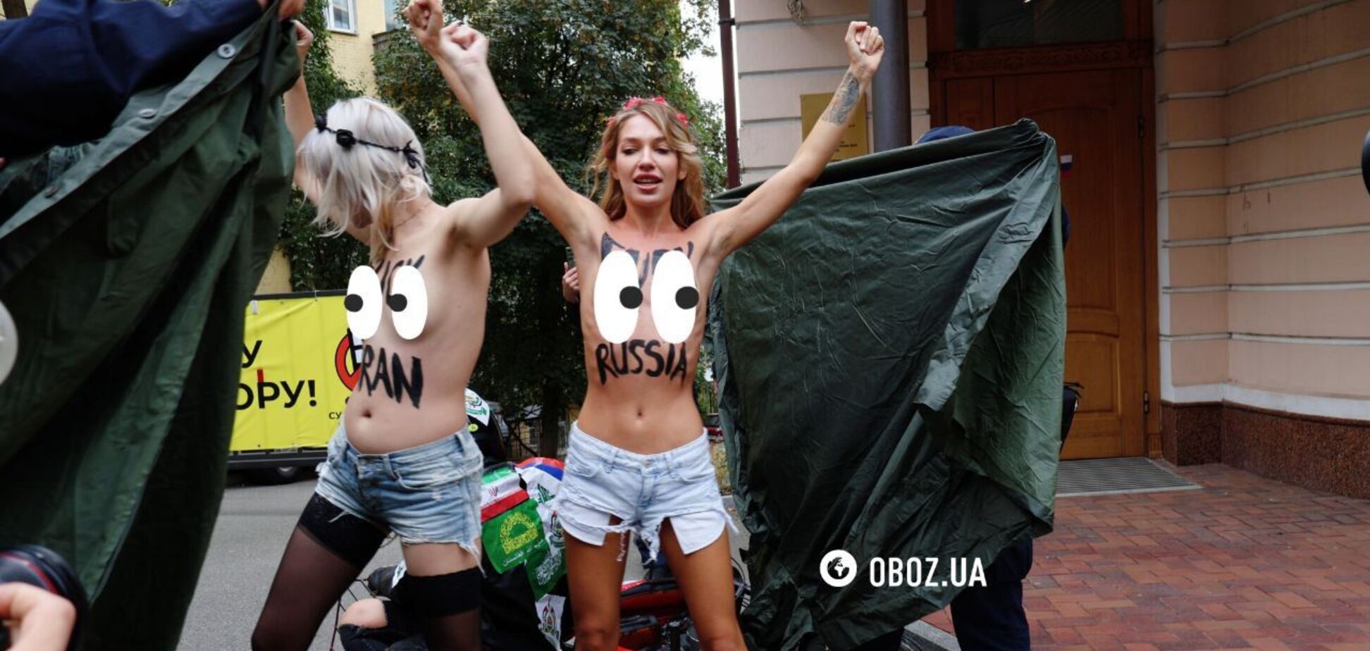 Femen влаштували оголену акцію під посольством Ірану в Україні: 'послали' Тегеран і Москву. Фото і відео
