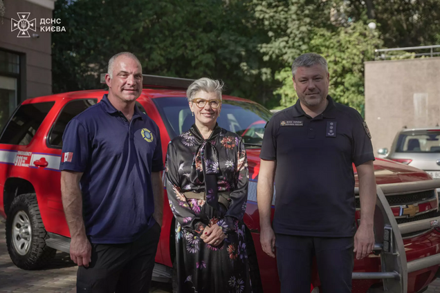 Рятувальники Києва отримали автомобіль від канадських благодійників