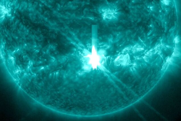 На Солнце произошла самая мощная вспышка с 2017 года: Земля оказалась на линии огня. Фото и видео