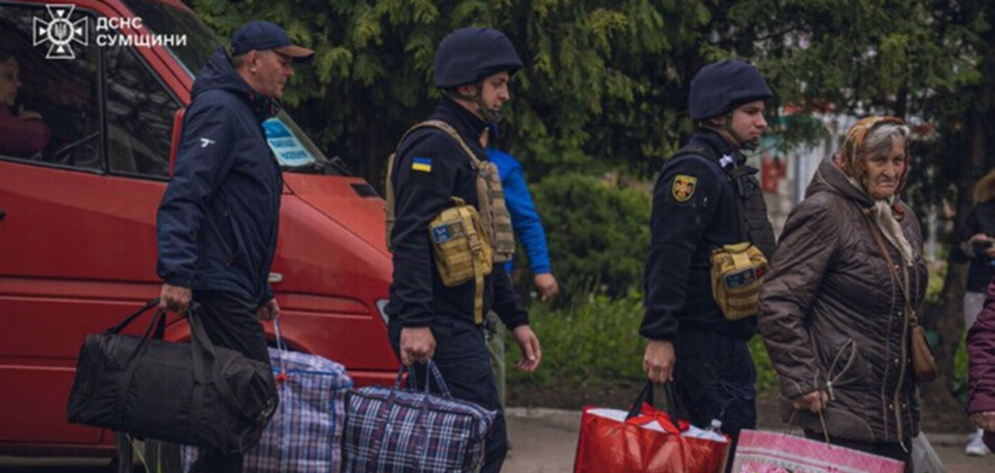 Пожилые люди и четвероногий друг: из приграничья Сумщины эвакуировали мирных жителей. Видео