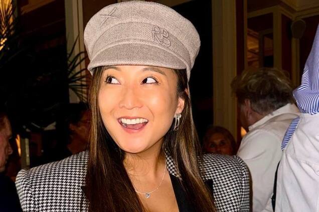 Зірка 'Емілі в Парижі' Ешлі Парк прогулялася у капелюсі від українського дизайнера Руслана Багінського