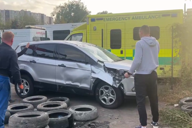 У Києві евакуатор невдало перевіз авто: його буквально сплющило. Фото та відео