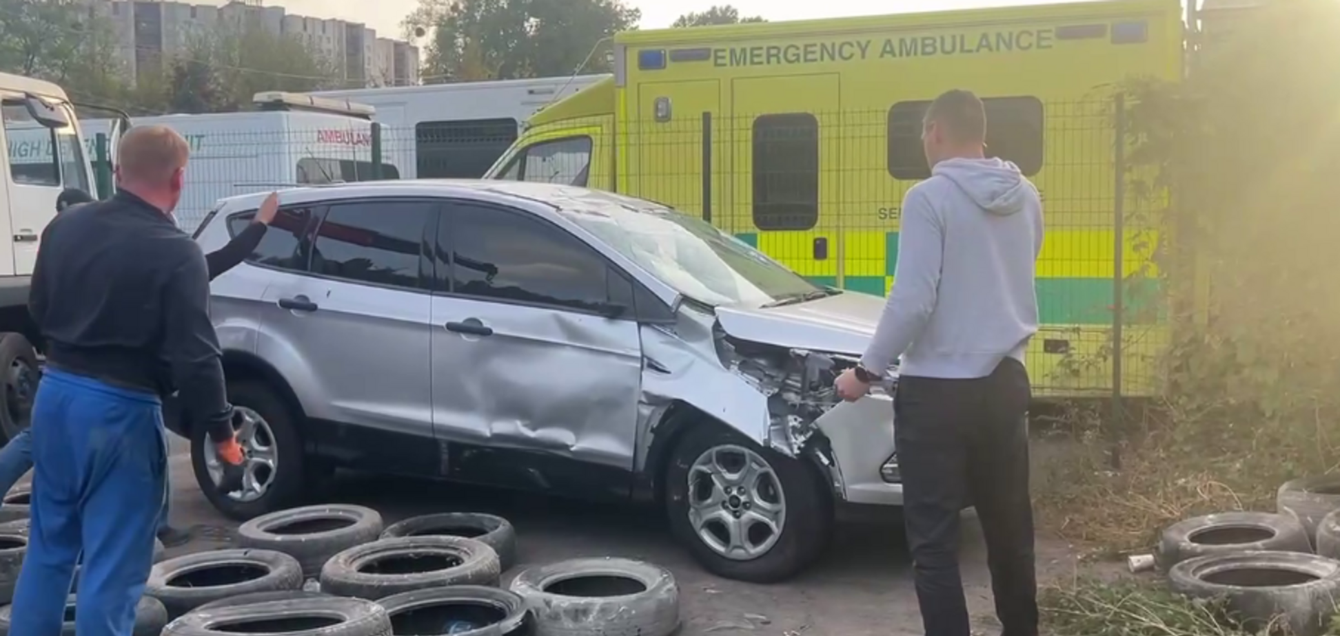 У Києві евакуатор невдало перевіз авто: його буквально сплющило. Фото та відео