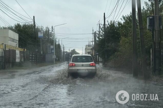 Дороги перетворились на річки: у Києві через зливу підтопило вулиці у кількох районах. Подробиці, фото і відео