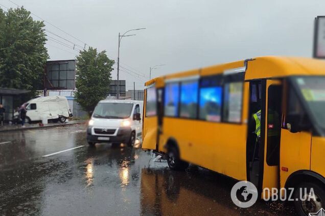 В Киеве грузовой автомобиль столкнулся с маршруткой и чуть не въехал остановку. Подробности, фото и видео