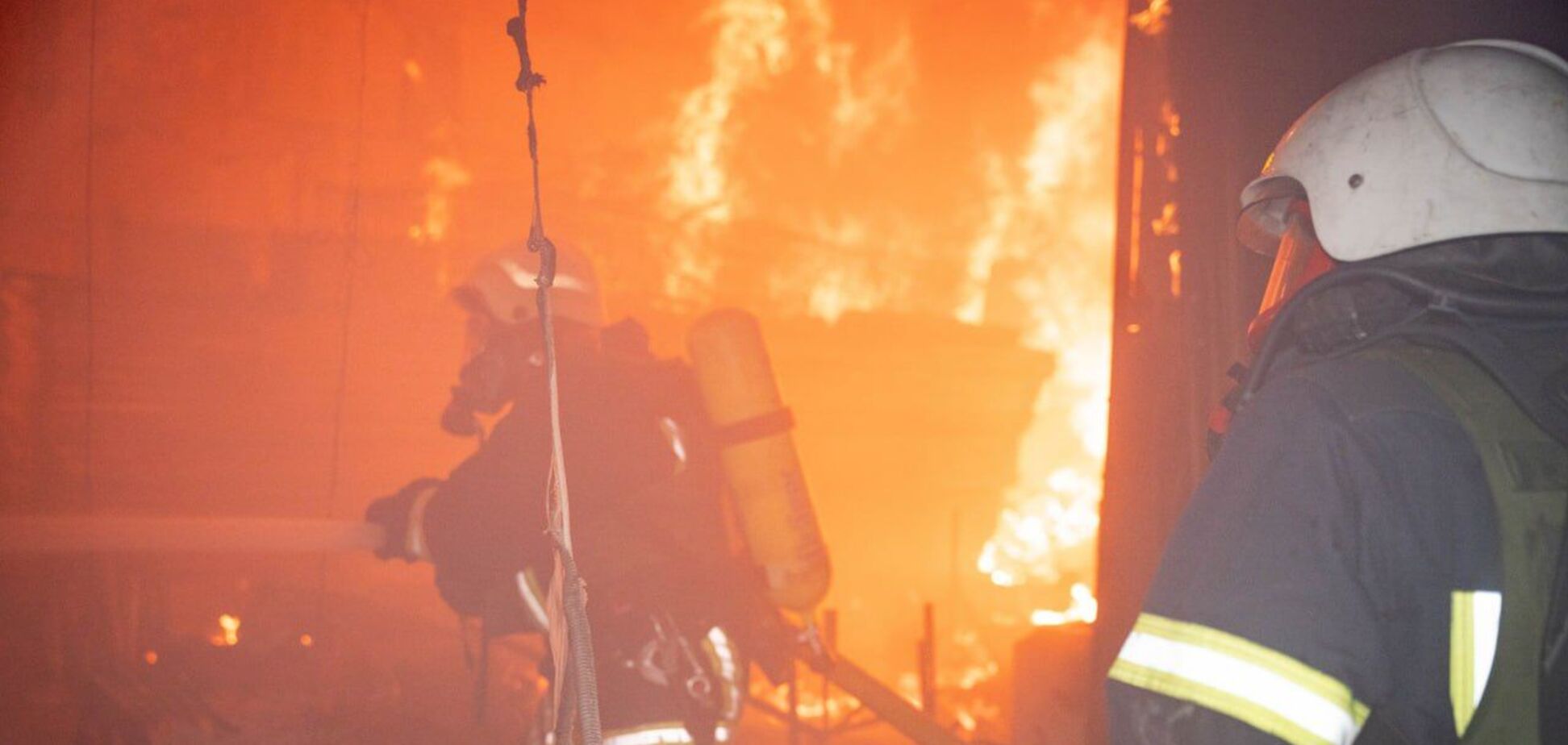 Росіяни атакували Одесу 'Шахедами' та 'Іскандером': постраждали складські приміщення, вантажне судно і газогін. Фото